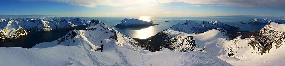 Panorama over havet fra toppen