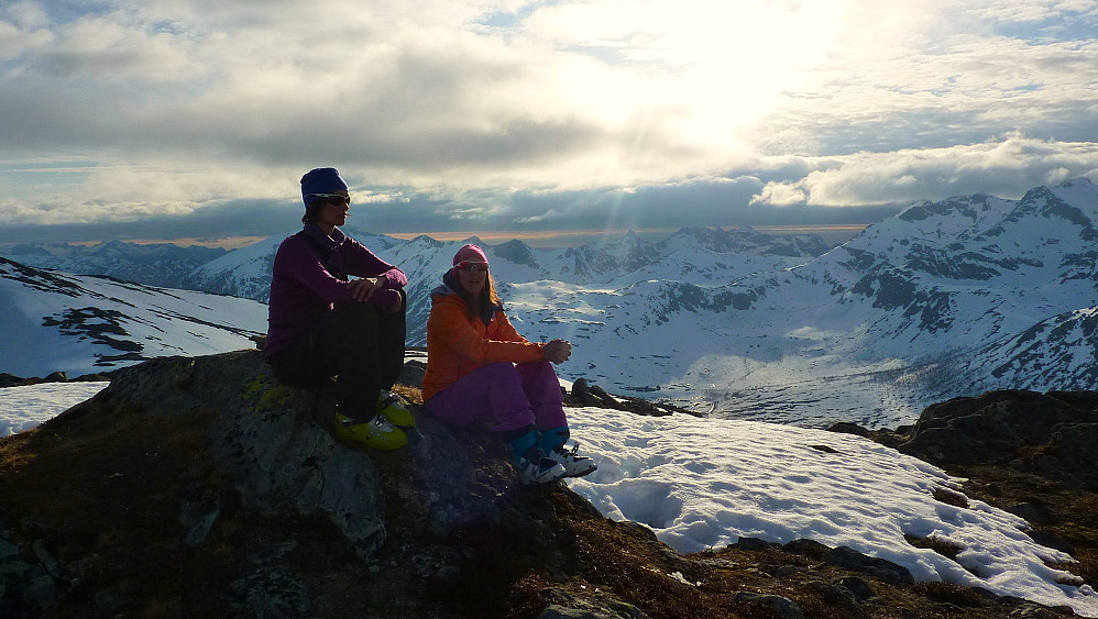Elise og Renate nyter et gløtt av sol på Langfjellsaksla