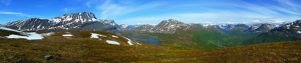 Panorama som viser Storvasstinden (t.v) Storvatnet og Rassevarri (midten) og Sørfjelltinden i enden av dalen