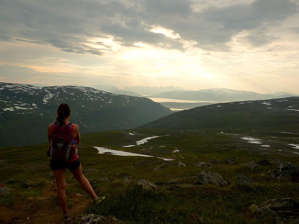 Elise vurderer hvor lenge vi kan fortsette i et vanlig gåtempo ned før vi må virkelig skynde oss