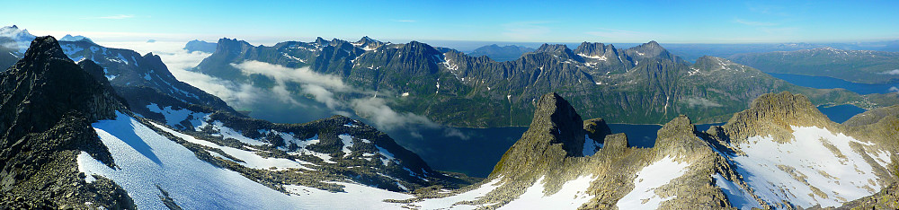 Utsikten vest/nordover Ersfjorden fra Storsteinnestinden