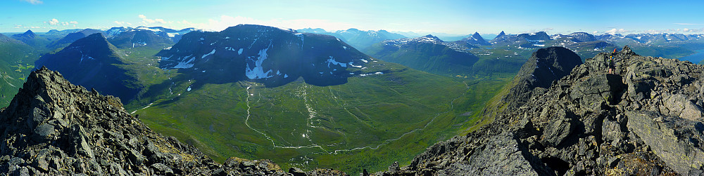 Panorama med Postdalstinden (t.v) og Sørfjelltinden (i midten). Storvasstinden og Piggtinden t.h på bildet