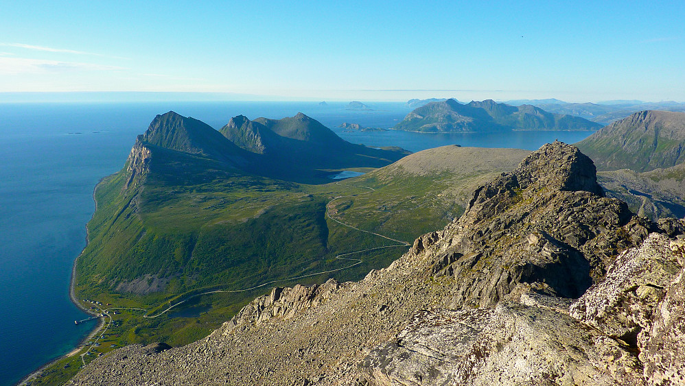 Utsikten mot Sørtinden og Tromvik fra toppen