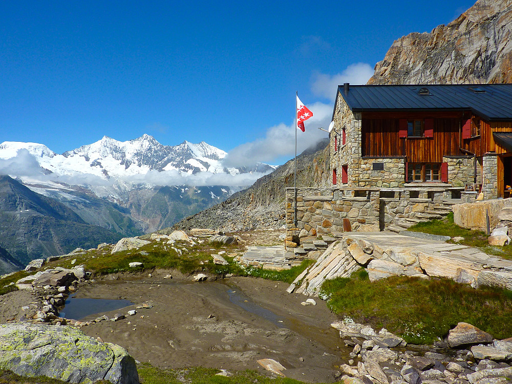 Arrival at the Almageller hut at midday.
