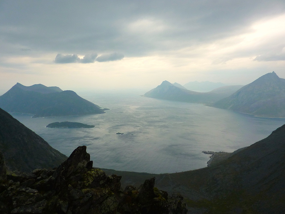 Utsikt mot Sessøya og Skamtinden på andre siden av Ersfjorden