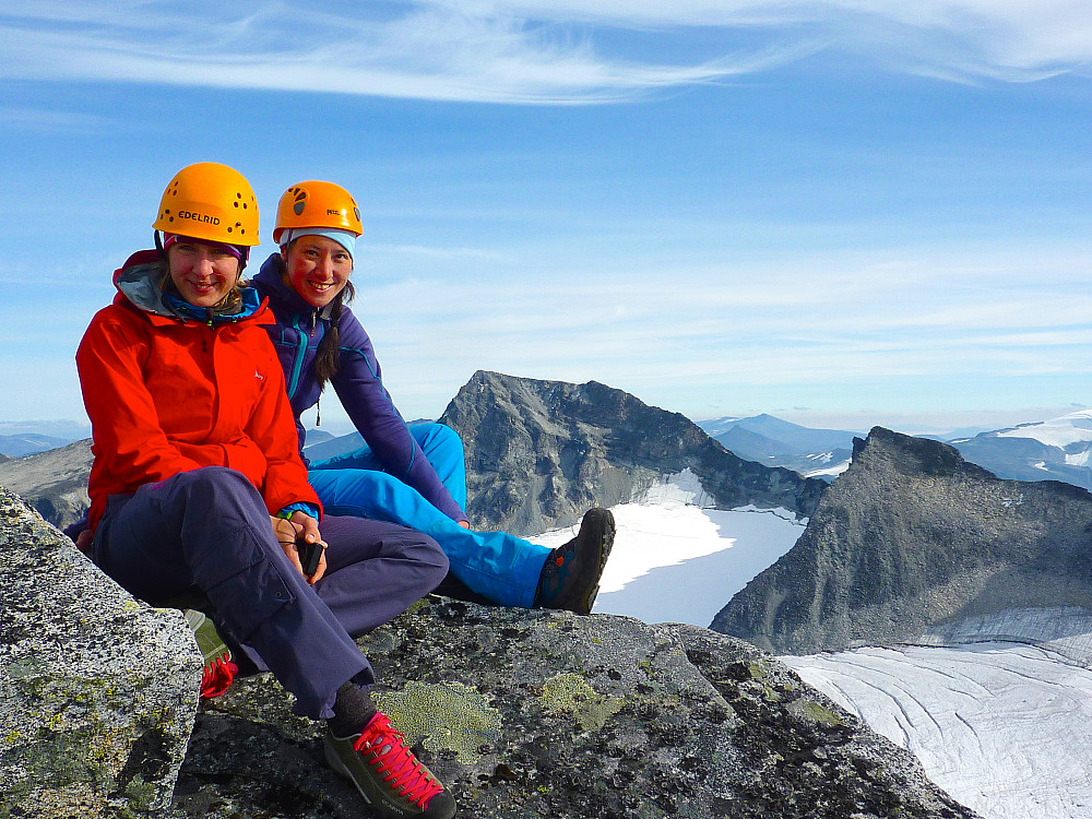 Jeg og Johanna på Skardstinden. Galdhøppiggen bak.