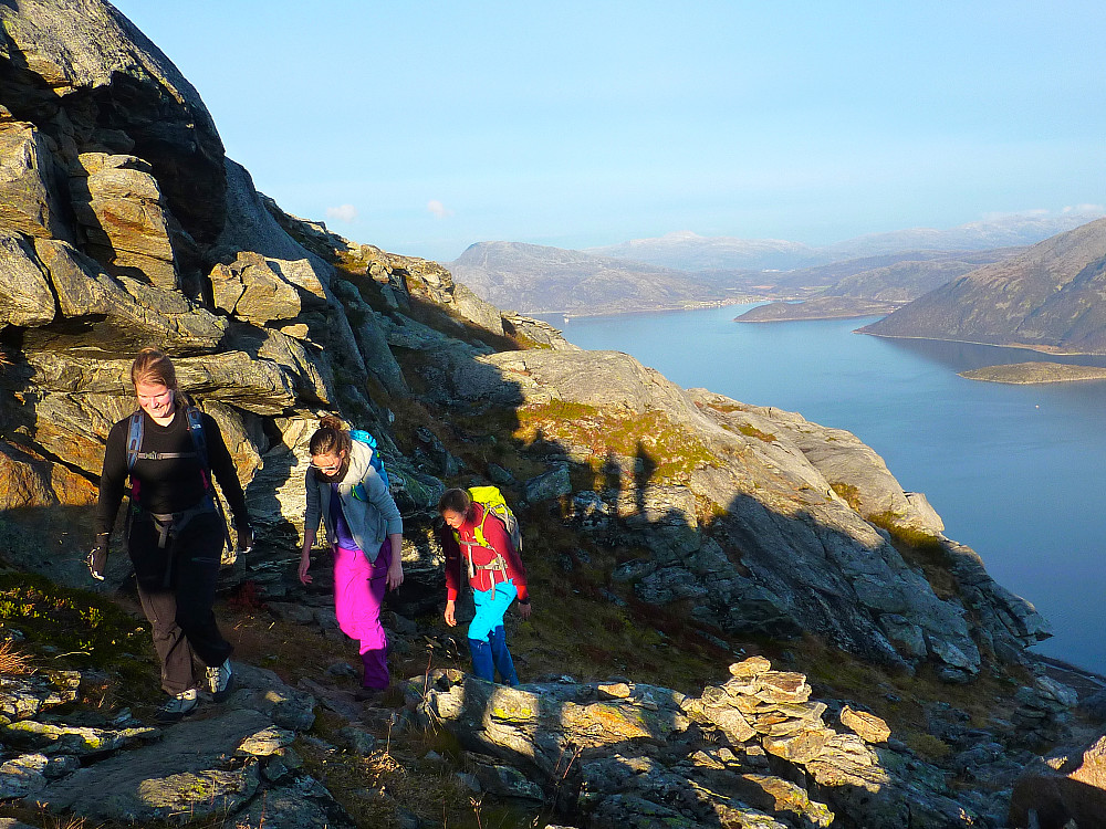 På veien opp med Skulsfjord og Nordtinden i bakgrunnen