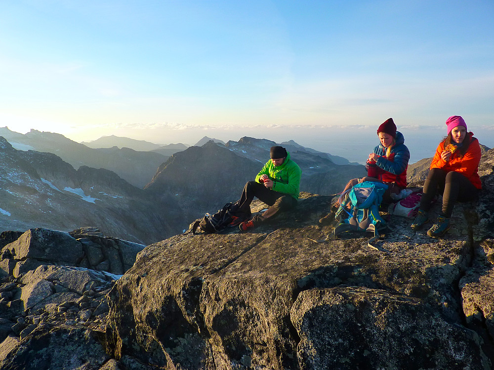 Tim, Anne og Elise tar en matpause