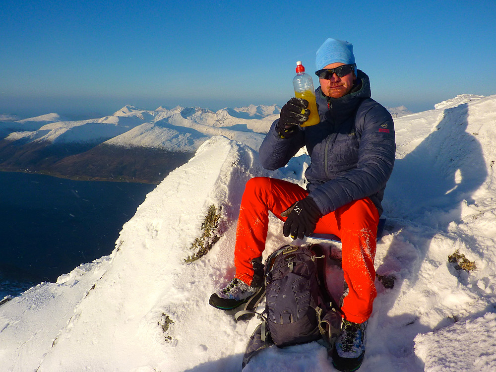 Turkompisen som foretrekker å gå lettvekt. Han tar med en minimalistisk sekk med en like minimalistisk flaske med drikke (mens jeg foretrekker å ha med minst 2liter vann pluss 40l sekk)