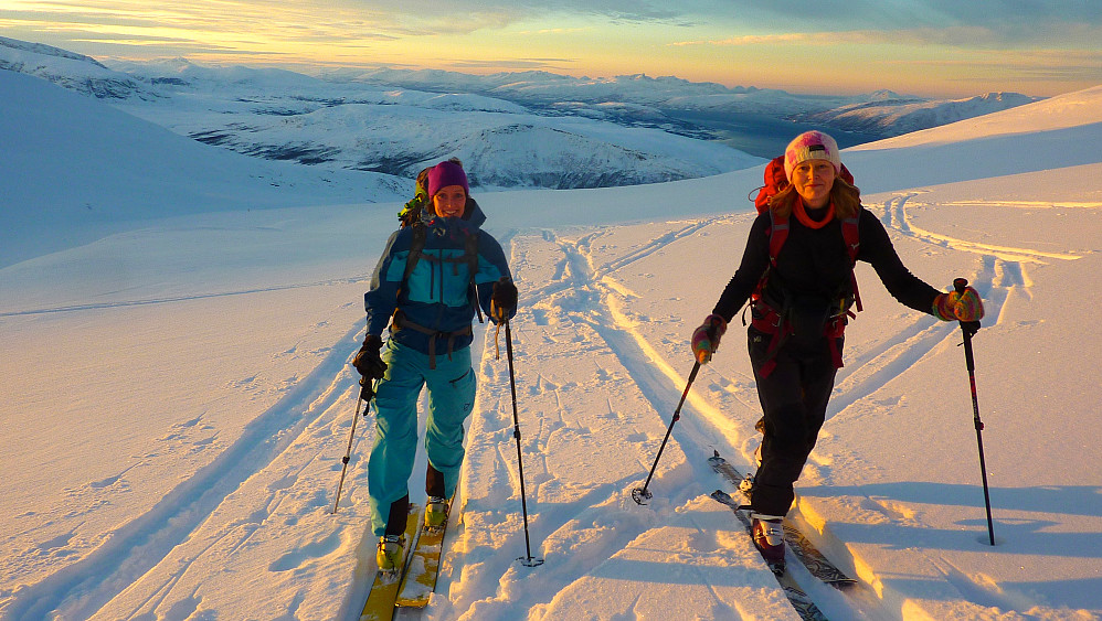 Renate og Trine nyter fin snø