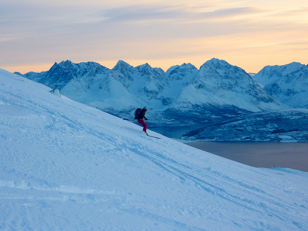 Nedkjøring med Lyngsalpene i bakgrunnen
