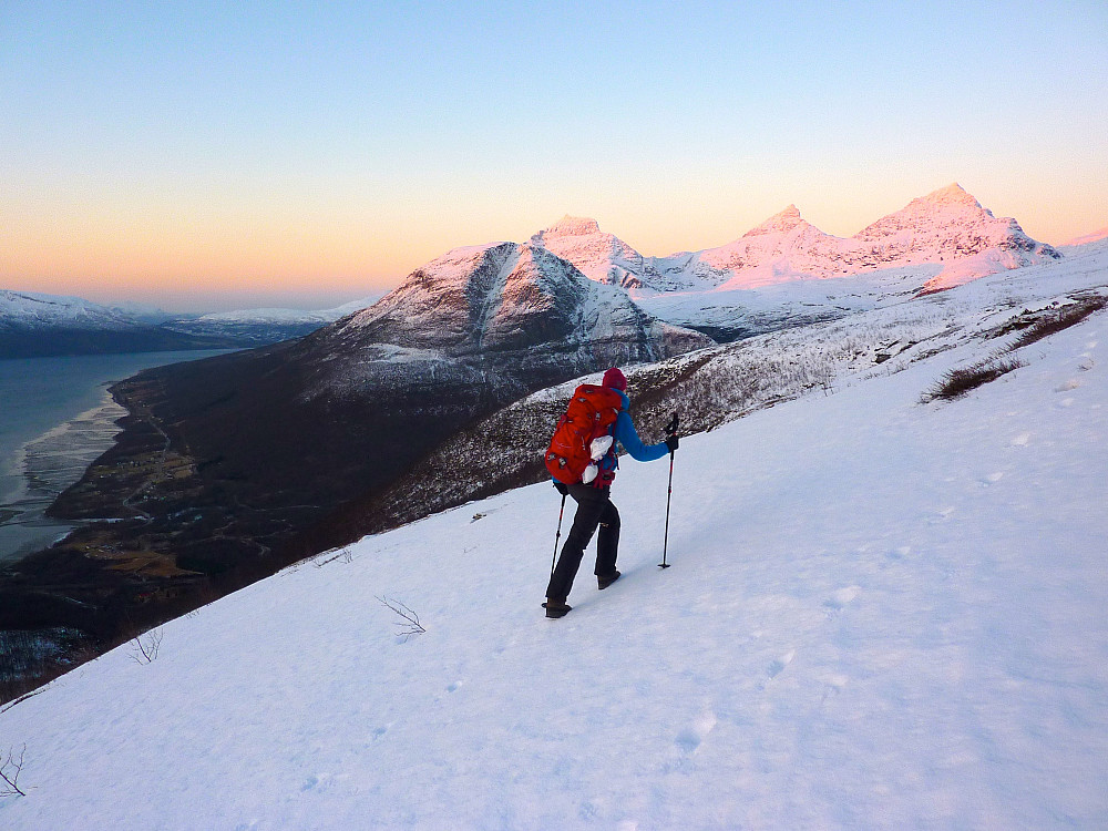 Trine på veien oppover. I bakgrunnen er Lavangstinden, Svartnestinden, Snømannen og Andersdaltinden.