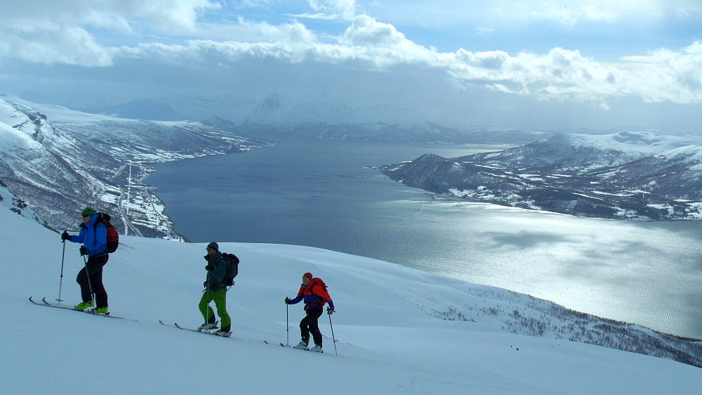 Guttene på veien opp gryta med utsikt over Balsjord 