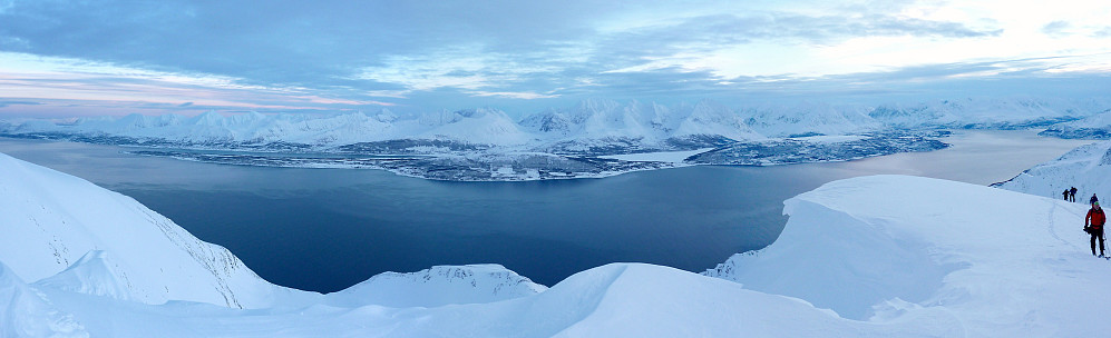 Utsikten mot Lyngsalpene over Ullsfjorden