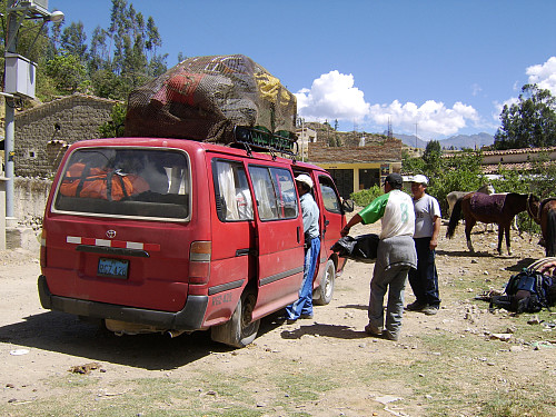 Loading up the minibus at Cashapampa