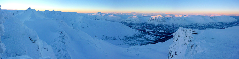 Panorama fra toppen av fjellet. Her fra en vestlig retning mot nord