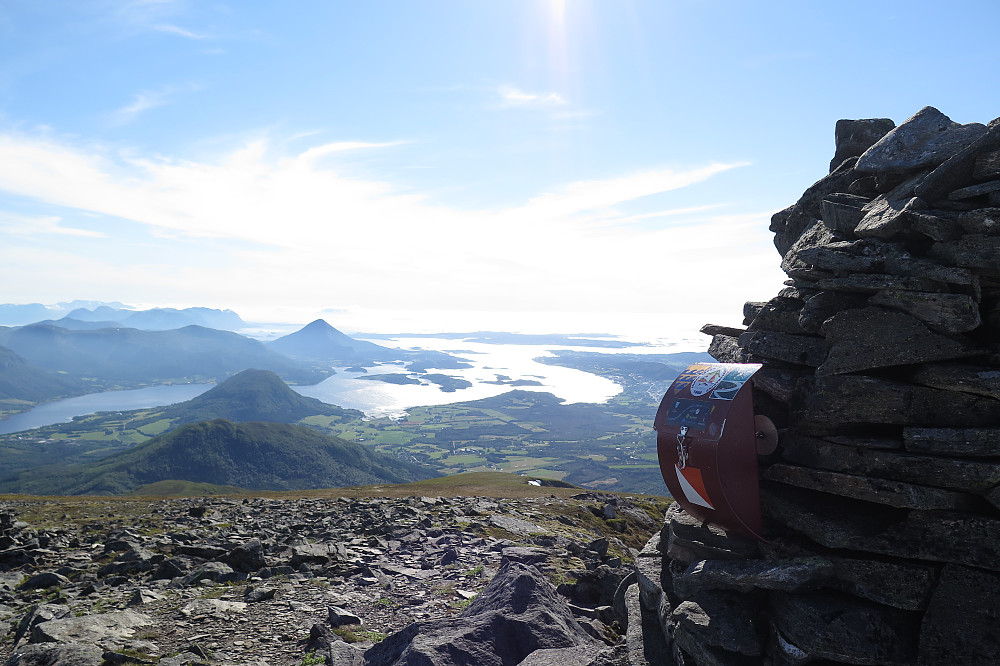 Kvannfjellet 980 med formidabel utsikt mot Skoften og Jendemsfjellet i vest