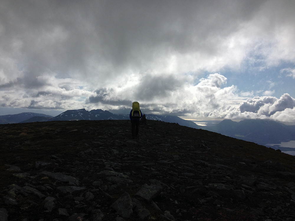 Ove og Vinjar på høgste punkt på Harstadfjellet