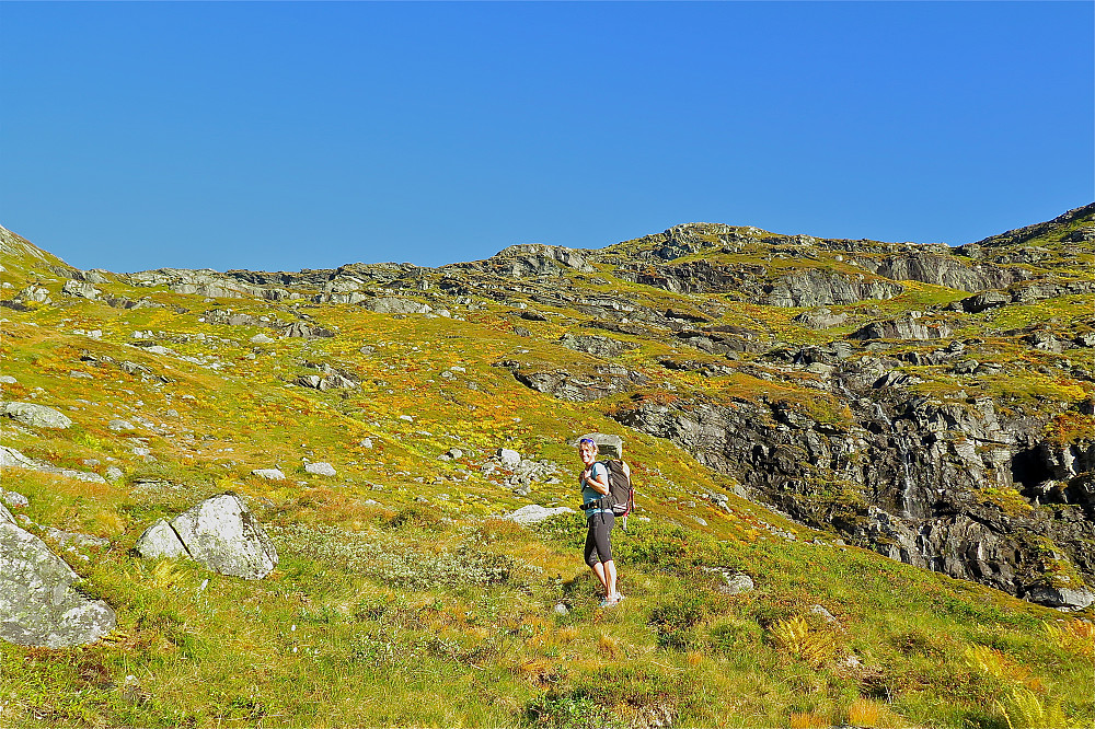 Janne på vei opp Litlebotn i retning Nesfjellet