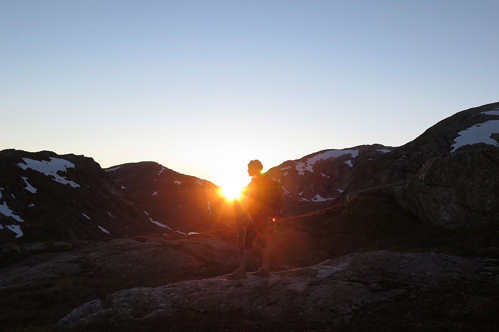 sola forsvinner bak skaret mellom Holsa-Tverrfjellet og Blåfjellet