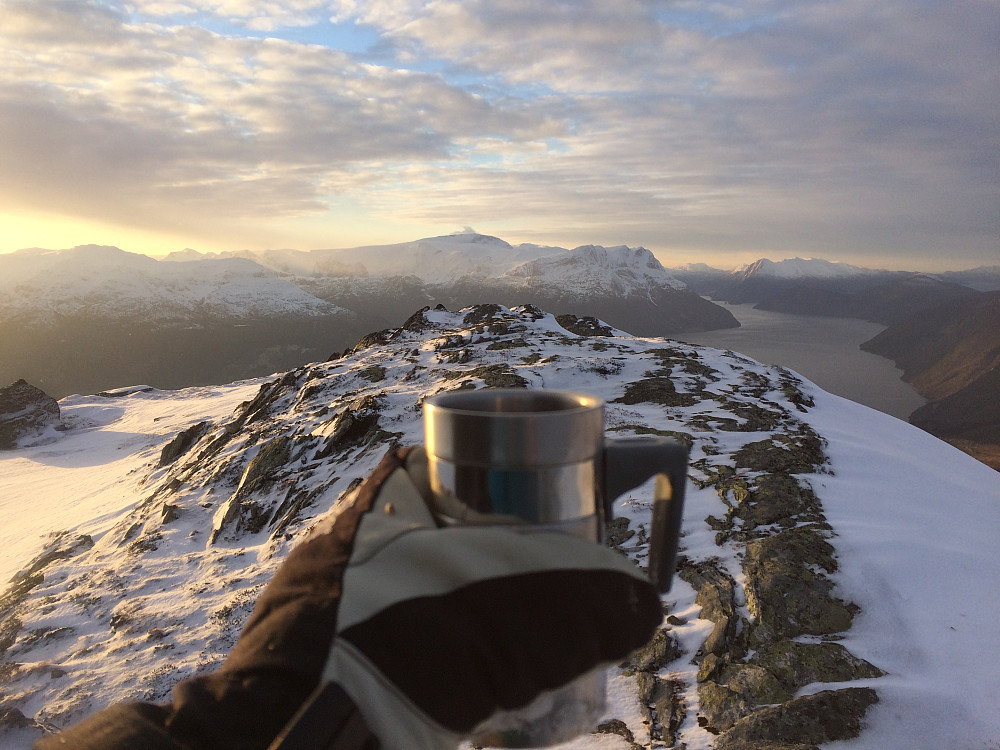 Inntar en god kopp kaffe og nyter utsikten