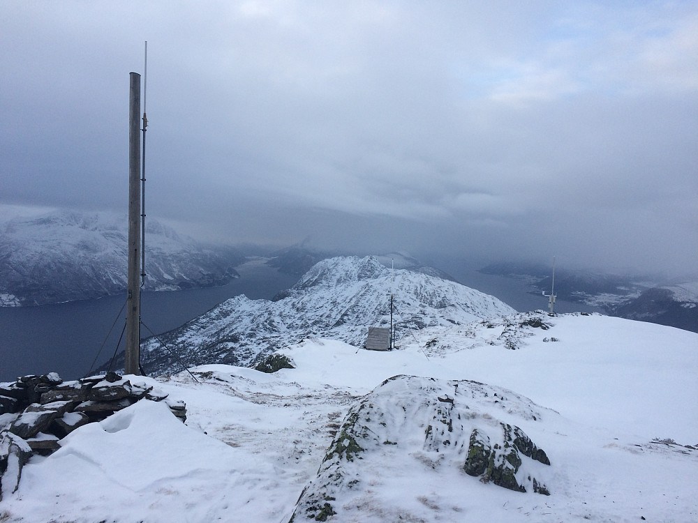 Ulike installasjoner bortsett fra den gigantiske antenna gjør det ikke akkurat vakrere på toppen, men utsikten er allikevel flott !