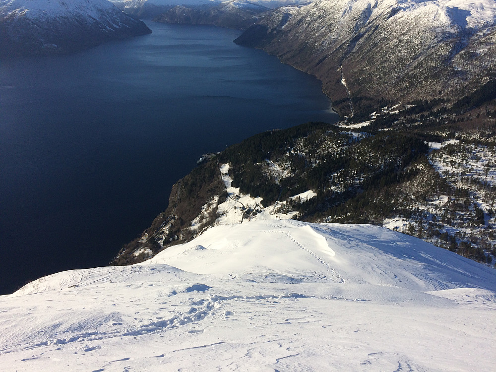 Nydelig utsikt ned mot Huset vårt på Lotsberg 