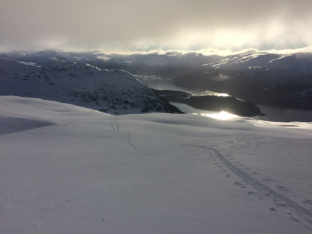 supre forhold fra toppen og ned til Lotsstøylen. Her mot Lotsbergnibba 