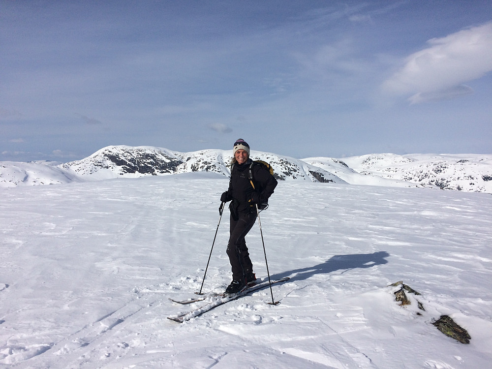 Janne på Nesfjellet med Isvassnipa og Skredfjellet bak