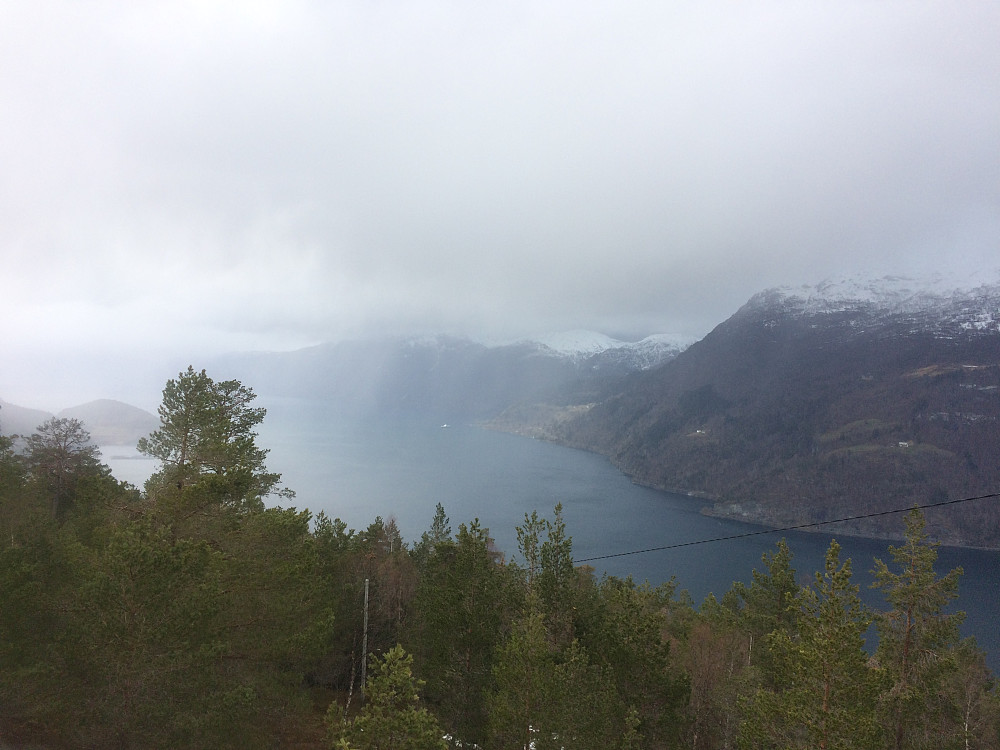 Utsikt hjem til Lotsberg og de veiløse gårdene Indre og Ytre Åsane