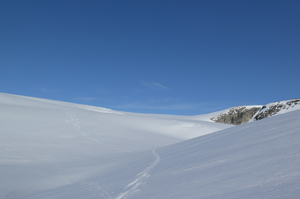 Utrolig flotte forhold for fjellski ned breen mot Flatsteinbu. Brenndalsnibba ute til hø.
