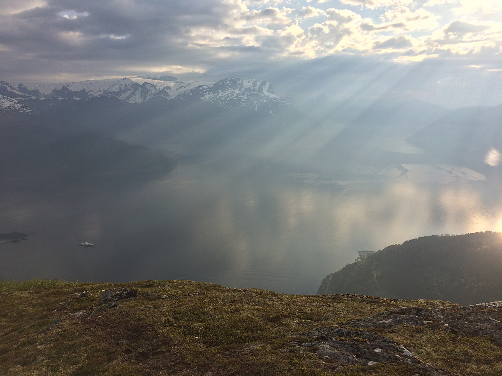 Utsikt fra Lotsbergnibba utover en blikkstille Nordfjord