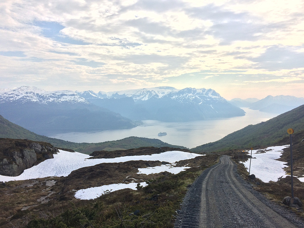 turistbåt på vei ut fjorden