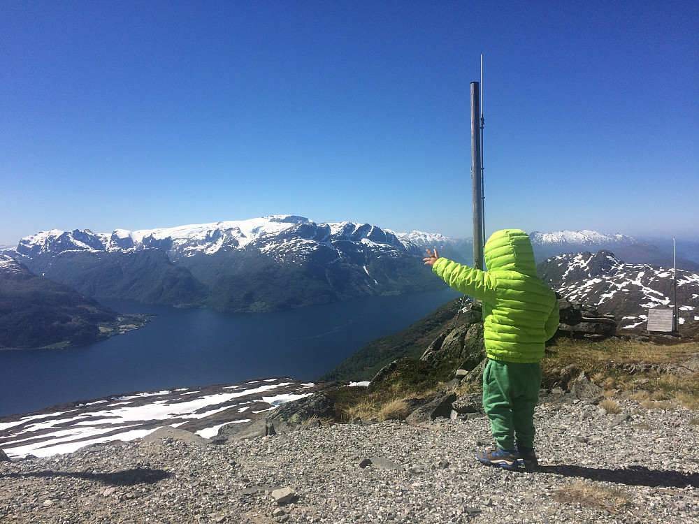Vinjar peker bort på Gjegnen hvor heldiggrisene Pappa og Geir Arne er :-)