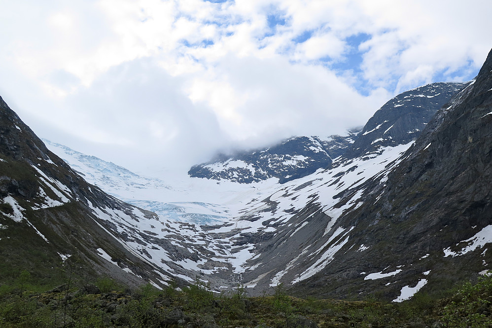 Skodda ligger ganske tjukk opp mot breen