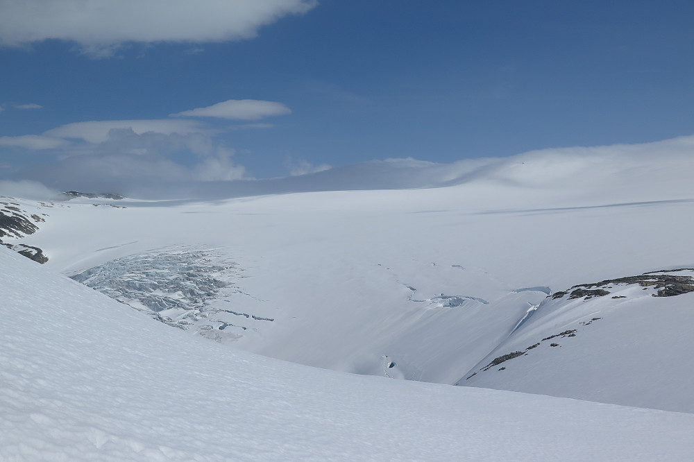 Fra Bødalsfjellet mot øvre del av Bødalsbreen. Området jeg unngikk med å runde godt i sørsida
