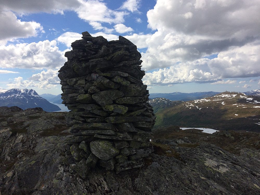 Mørke tunge skyer over Svartegga mens sola skinner på Sagetindane..,