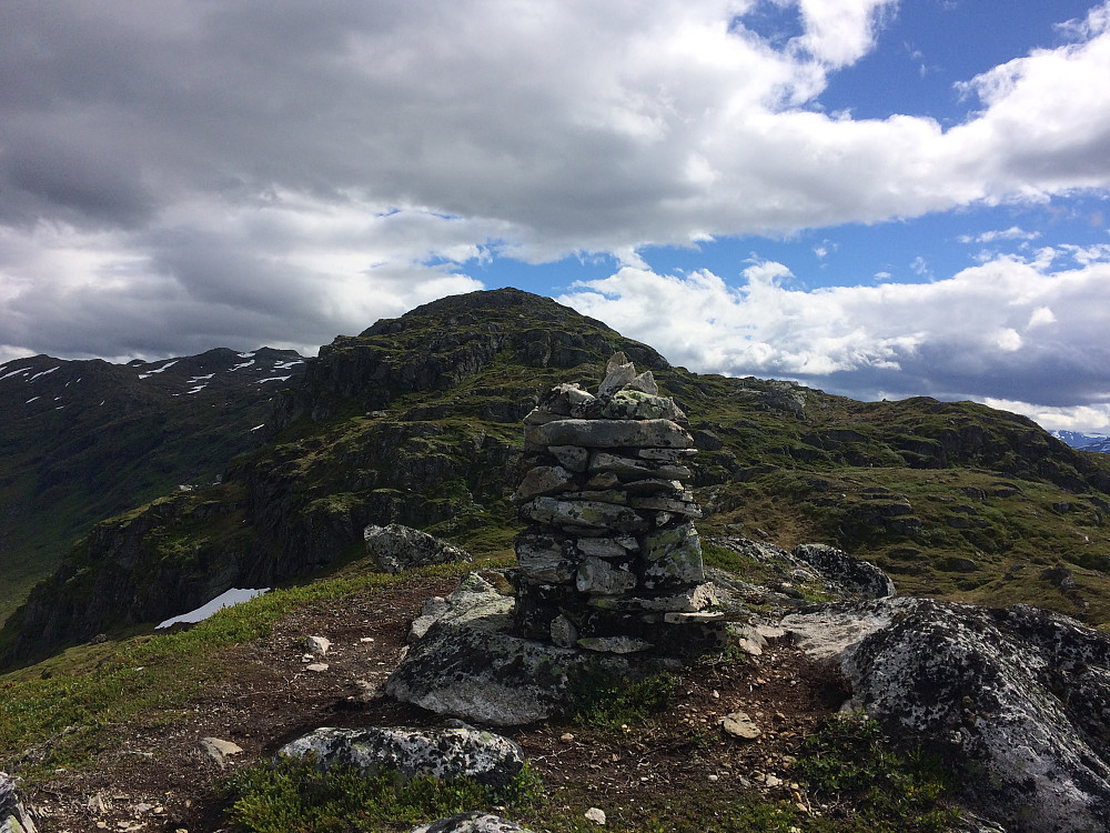 Lotsbergnibba 825 mot høgste 890