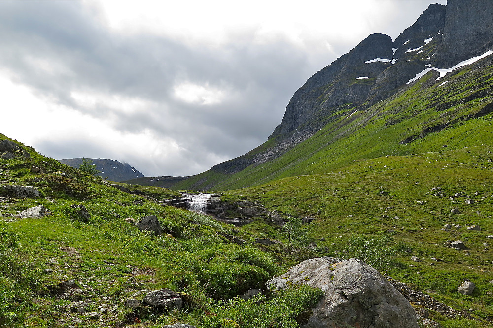 Megardsdalen mot Heimstevatnet. Mot Hundåtinden til høgre