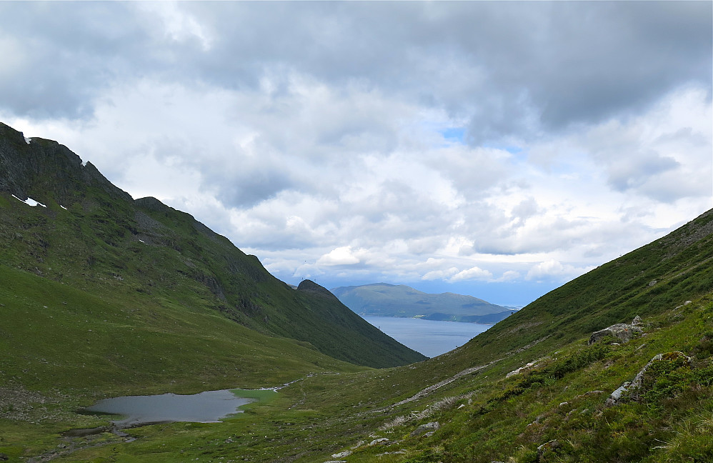 Nedover Megardsdalen