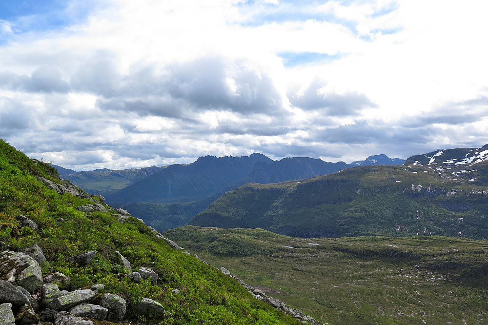 Mot Straumshornet og Dravlausegga. Hammarsettindane og Urfjellet bakom