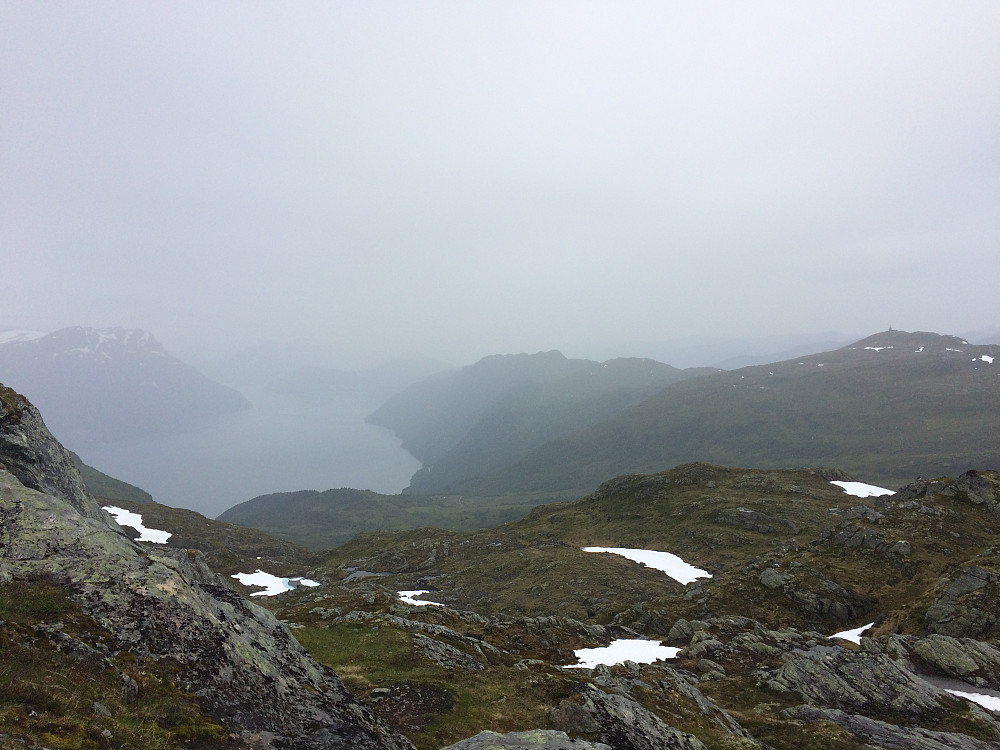 Gråvær ut fjorden