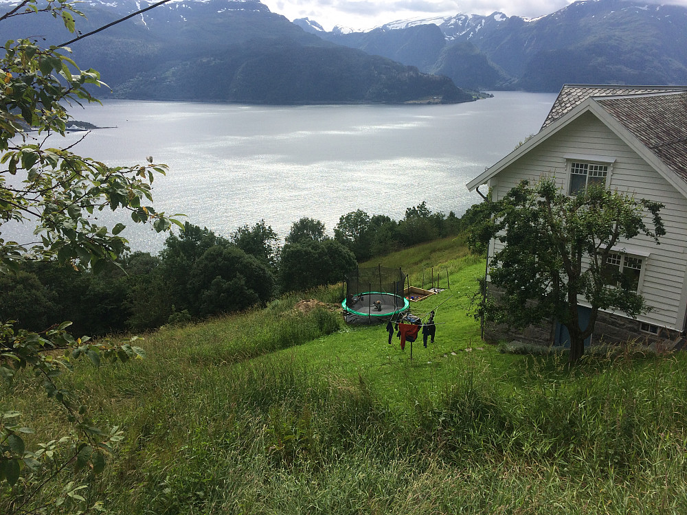 Gutta i full vigør på trampolinen så jeg sniker meg av gårde....