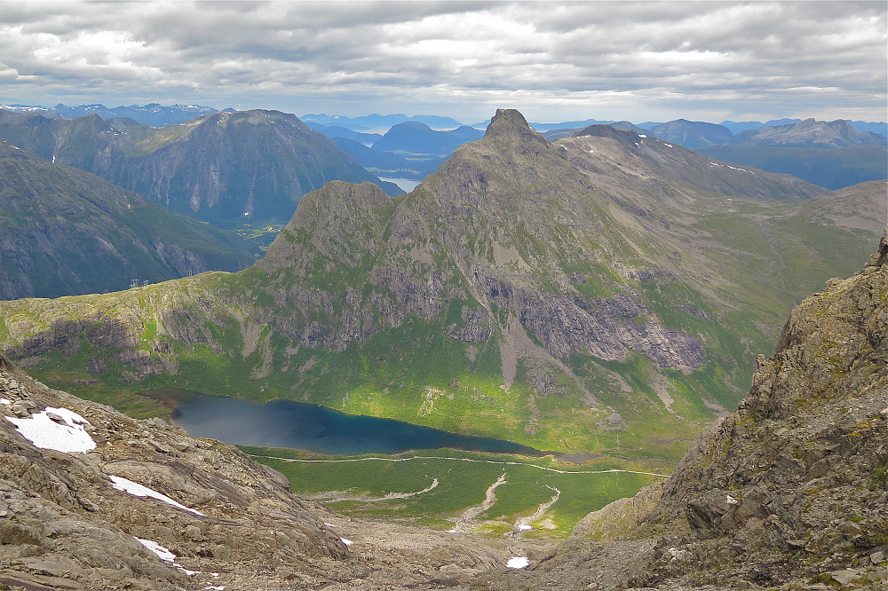 Mot Blånebba og Romsdalseggen bak mot Åndalsnes