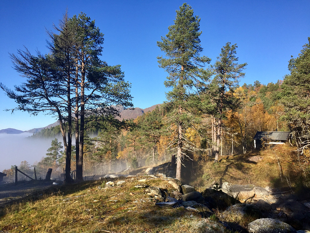 Skodda ligger like under Lotsbergstøylen, men nå har endelig sola kommet frem