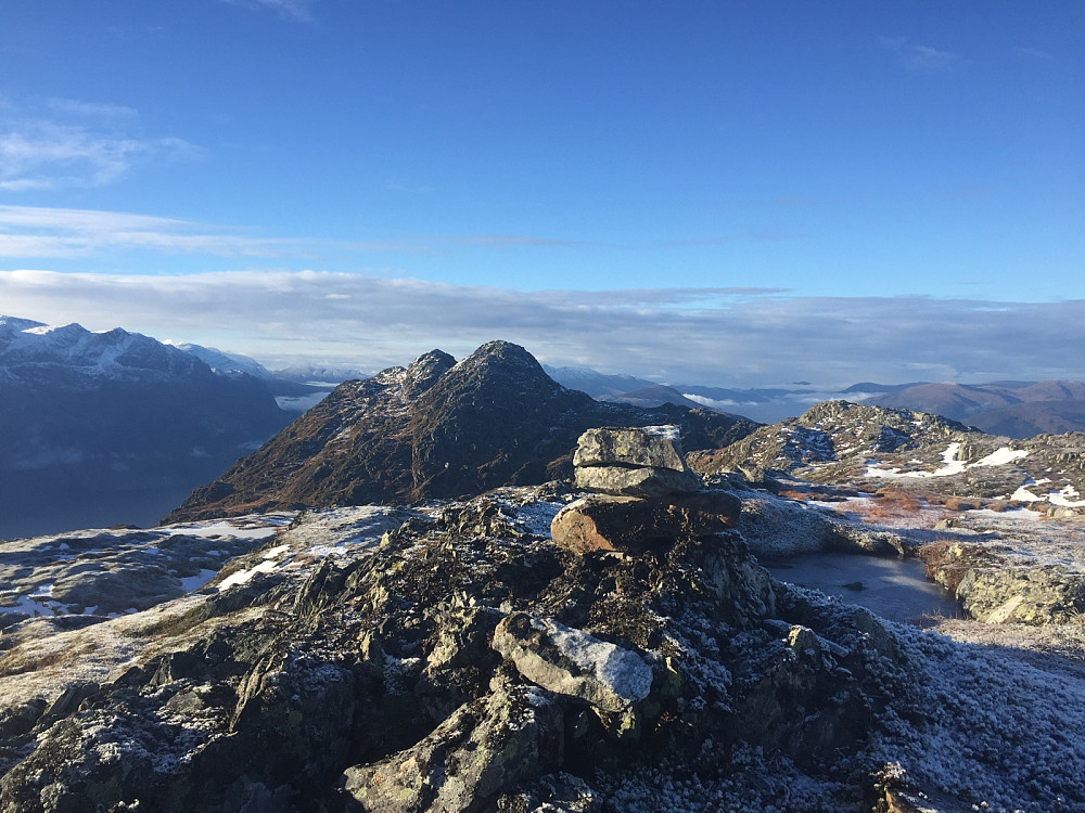 Eggene 847med Svoradalsnibba 897 bak.
