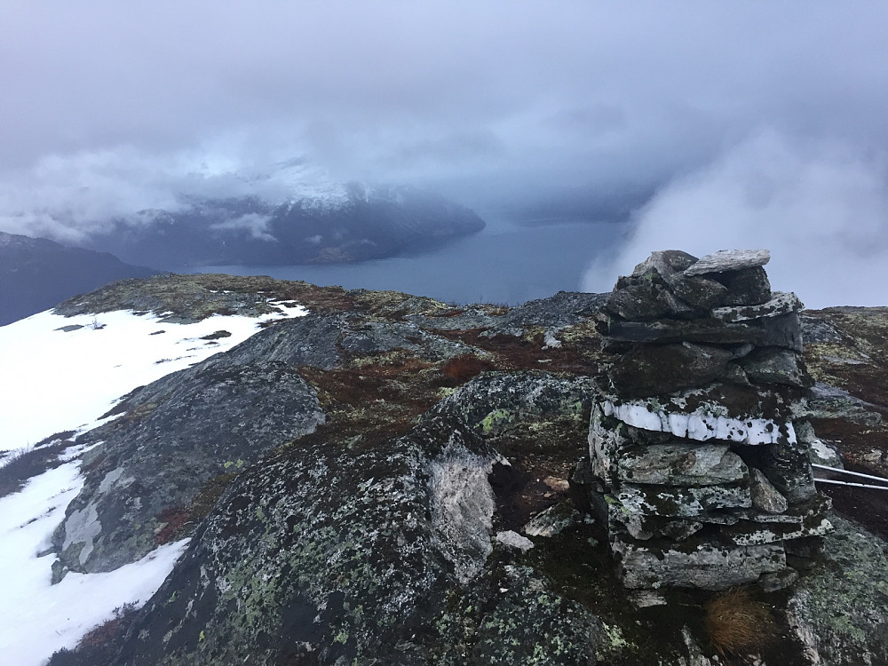 Grått og lite snø igjen � De medbrakte trugene ble værende i sekken