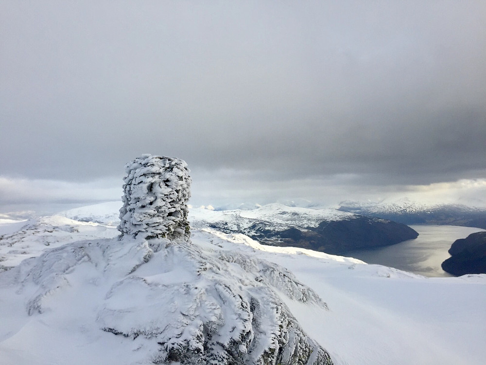 Varden på Svartegga med vakre Nordfjorden innafor