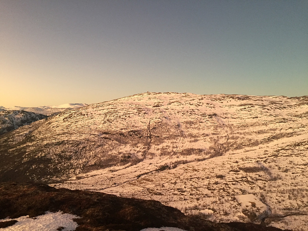 Glissent med snø mot Sagetindane