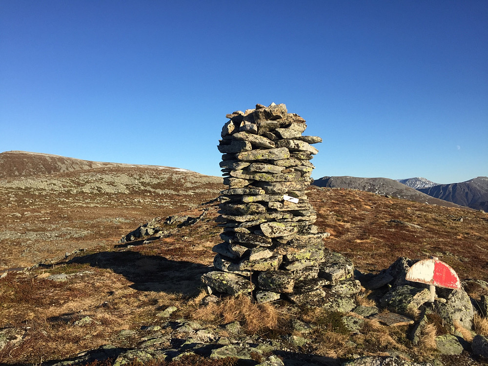 Storhornet, trimpost, mot Skålbotsheiaog Tverrbotshornet